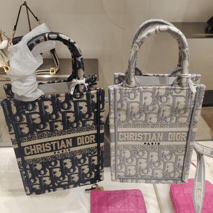 【完売確実！最新サイズ！】DIORブックトートphoneバック